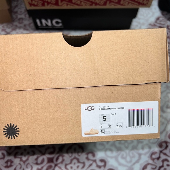 Ugg metallic slippers size 5 girl but 7 women’s - Picture 4 of 4